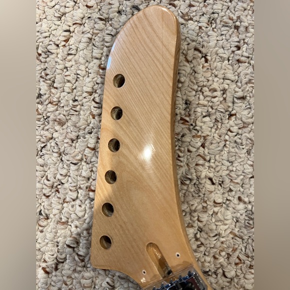Custom style Banana Head Stock Maple Neck & Fretboard. - Picture 3 of 5